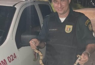 Sargento Schmoller com a cobra que foi resgatada e levada de volta ao seu habitat (Foto: Arquivo pessoal)