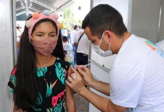 Adolescente é imunizada contra a Covid-19 durante Virada da Vacina (Foto: Nilzete Franco/FolhaBV)