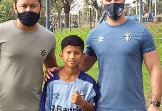 Emanuel Nunes Batista ao lado de Bruno Farias e de avaliador do Grêmio (Foto: Divulgação)