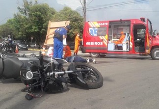 Populares que trabalham próximo ao local do acidente prestaram apoio às vítimas, que tiveram diversas escoriações pelo corpo. (Foto: Nilzete Franco FolhaBV)