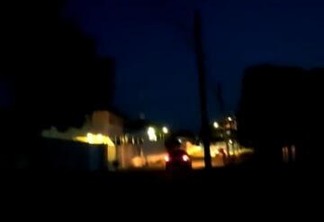 Moradores da rua Ricardo Franco, localizado no bairro Aparecida registraram um vídeo que mostram cinco postes sem iluminação pública (Foto: Divulgação)