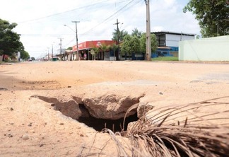 Um buraco abriu em frente à Escola Municipal Maria Gonçalves Vieira