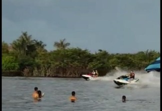 Um vídeo enviado por banhistas da praia do Caçari mostra pilotos executando manobras em jet-skis a poucos metros dos banhistas (Foto:Reprodução)