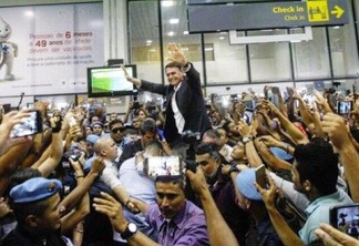 Bolsonaro sendo ovacionado no aeroporto de Roraima (Foto: Arquivo/Facebook)