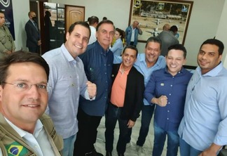 Presidente Jair Bolsonaro posa na companhia de deputados de Roraima e do ministro da Cidadania, João Roma, antes do embarque (Foto: Divulgação)