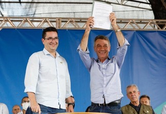 O presidente do Incra, Geraldo Melo Filho, e o governador de Roraima, Antonio Denarium, no ato de transferência das 13 glebas (Foto: Divulgação)