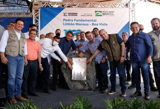 Bolsonaro e parte da bancada roraimense durante lançamento da pedra fundamental do Linhão de Tucuruí (Foto: Palácio do Planalto)