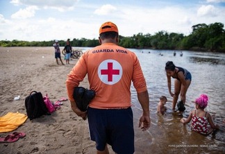 A Defesa Civil Municipal iniciou uma ação de orientação aos banhistas sobre os riscos de afogamento (Foto: Divulgação)