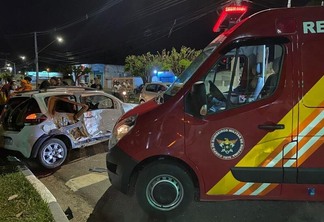 Com o impacto entre os veículos, a lateral do Fiat Mobi ficou destruída. (Foto: Divulgação)