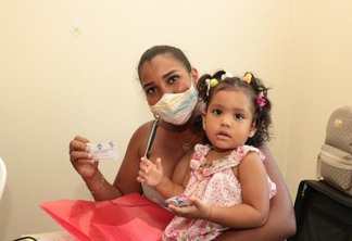 A manicure Andreina Del Valle, de 30 anos, também aproveitou para tirar a primeira carteira de identidade da filha de 1 ano e 7 meses. (Foto: Nilzete Franco Folha BV)