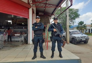 Soldado Rafael Santana e o 2º sargento Paulo Faustino tiveram uma atitude que orgulhou a corporação (Foto: Arquivo pessoal)