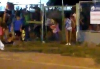 Vídeo gravado com baixa qualidade mostra correria de migrantes (Foto: Reprodução)