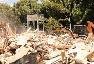 Seinf iniciou trabalhos de demolição na sexta-feira (Foto: Nilzete Franco/FolhaBV)