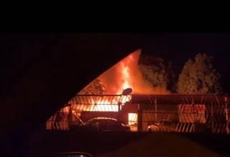 No local, as equipes verificaram que o incêndio ocorria em uma casa de madeira localizada no mesmo terreno de outra residência. (Foto: Divulgação)