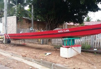 Canoa foi abandonada na Avenida Ataíde (Arquivo pessoal )