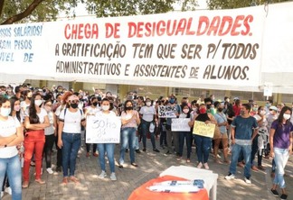 Manifestação reúne centenas de servidores municipais em frente à Prefeitura de Boa Vista (Foto: Nilzete Franco/FolhaBV)