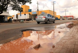 Buraco é bem na Ataíde Teive e atrapalha o trânsito, dizem condutores (Foto: Nilzete Franco/FolhaBV)