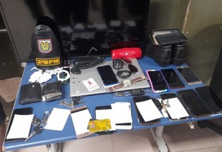 Foram roubados veículos, notbook, TV, relógio, celulares, caixa de som, óculos, carregadores de celular e outros itens (Foto: Divulgação/PM)