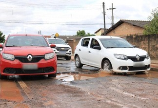 Os veículos precisam desviar do buraco que toma quase toda a rua (Foto: Nilzete Franco/FolhaBV)