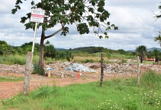 No local são deixados entulhos, como restos de materiais de construção, pedaços de madeiras e até mesmo lixo doméstico (Foto: Nilzete Franco/FolhaBV)