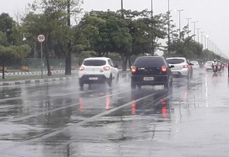 ‘Na Avenida Ataíde Teive a água estava no meio do carro’, disse condutora (Foto: Nilzete Franco/FolhaBV)