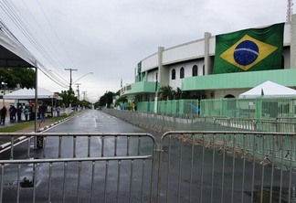 Bandeira do Brasil foi colocada no prédio da Assembleia de Deus em Roraima (Foto: FolhaBV)