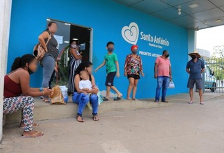 Os pais de pacientes relataram espera de mais de seis horas e falta de médico na unidade (Foto: Nilzete Franco/FolhaBV)