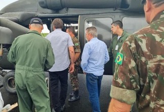 O sobrevoo está sendo feito em um helicóptero do Exército Brasileiro (Foto: Divulgação)