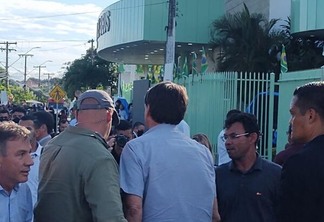 O presidente chegou às 16h e antes de entrar no templo cumprimentou os evangélicos (Foto: FolhaBV)
