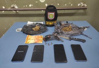 Foram apreendidos celulares, armas, drogas, moto furtada e outros objetos (Foto: Divulgação/PM)