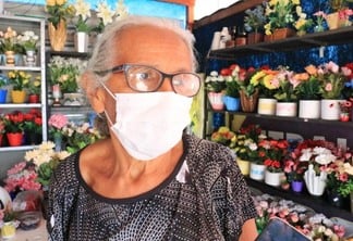 Elza Hides, de 78 anos, disse que espera que as vendas sejam boas (Foto: Nilzete Franco/FolhaBV)