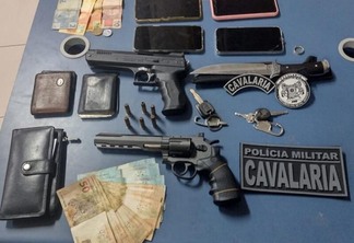 Objetos apreendidos pela Polícia Militar (Foto: Divulgação)
