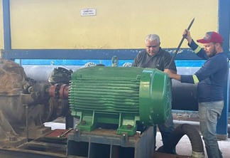 Motor está sendo instalado por técnicos da Caer (Foto: Divulgação)