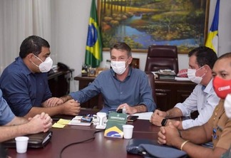 Representantes de instituições militares e políticos estiveram com o governador ( Foto: Divulgação)