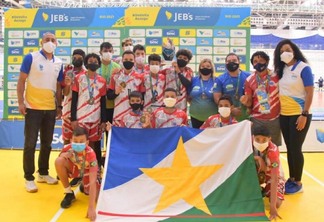 Equipe de vôlei masculino do Camilo Dias foi ouro, e premiação foi entregue por Serginho e Fofão (Foto: Seed-RR)