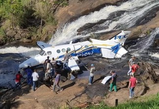 avião é um bimotor Beech Aircraft, da PEC Táxi Aéreo, de Goiás, prefixo PT-ONJ, com capacidade para seis passageiros (Foto: Divulgação)