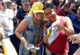 Marília Mendonça abraçou fãs e atendeu a pedidos por autógrafos e fotos (Foto: Divulgação)