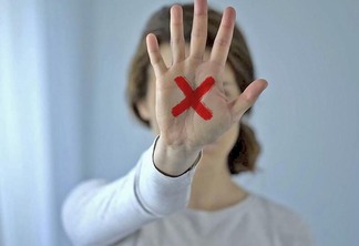 Mulheres poderão exibir sinal vermelho que indica pedido de socorro (Foto: Divulgação)
