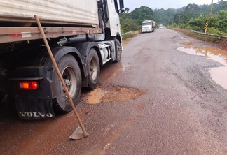 Caminhoneiro tentou tapar buraco da rodovia, segundo colega da classe (Foto: Divulgação)