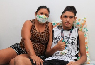 Mãe e filho comemoram a recuperação (Foto: Nilzete Franco/FolhaBV)