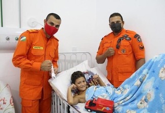 O menino pediu para conhecer os bombeiros miliares que realizaram o seu resgate na hora do acidente (Foto: Ascom/CBMRR)