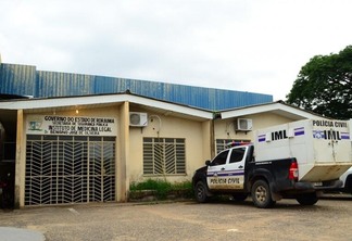 Os corpos chegaram ao Instituto Médico Legal (IML) por volta das 11h04 desta sexta. (Foto: Nilzete Franco Folha BV)