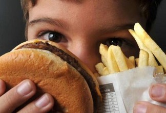 Recomendações dos especialistas para evitar a obesidade infantil incluem a manutenção de uma alimentação regular (Foto: Marcello Casal Jr./Agência Brasil)