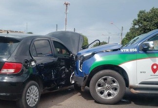 Viatura da PM ficou com a parte da frente danificada após acidente (Foto: Divulgação)