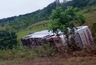 Ônibus da Eucatur caiu na margem da BR-174 (Foto: Divulgação)