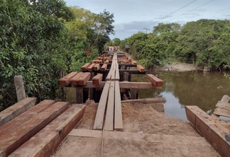 A ponte que liga o município de Bonfim à comunidade indígena Manoá já está sendo recuperada (Foto: Ascom/Seinf)