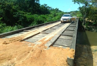 Após sete meses, a ponte sobre o rio Branquinho, no assentamento Jatapú, no município de Caroebe foi reconstruída. (Foto: Divulgação)
