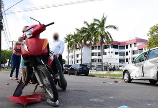 Com a colisão, a motociclista fraturou um dos braços e a motorista teve escoriações pelo corpo. (Foto: Nilzete Franco Folha BV)
