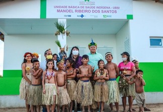 Crianças e adolescentes indígenas participaram da entrega da UBS da Mangueira construída com emenda da deputada Joenia Wapichana (Foto: Lohana Chaves)