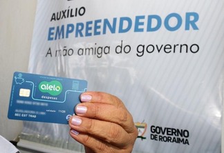 Os contemplados no programa Auxílio Empreendedor, começaram a receber os cartões na tarde de ontem (Foto: Nilzete Franco/FolhaBV)